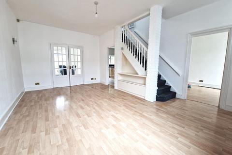 4 bedroom terraced house to rent, Keswick Gardens, Redbridge IG4 5NB