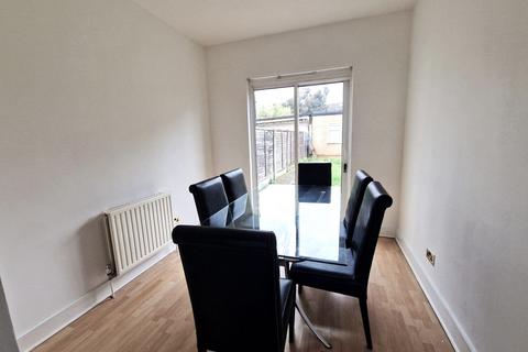 4 bedroom terraced house to rent, Keswick Gardens, Redbridge IG4 5NB