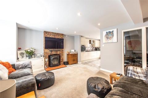 3 bedroom end of terrace house to rent, Old Road East, Kent DA12