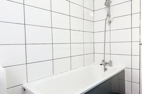 2 bedroom flat to rent, Ashburton Road, Croydon, CR0