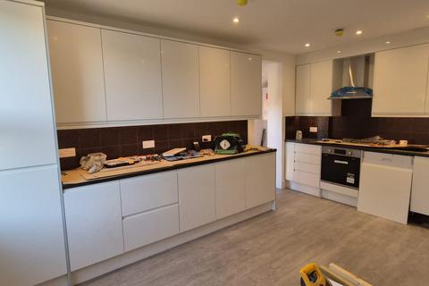 4 bedroom flat to rent, Odessa Road, London NW10