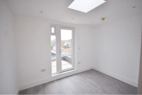 4 bedroom flat to rent, Odessa Road, London NW10