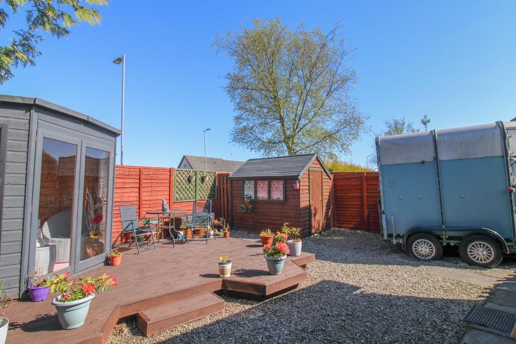 REAR GARDEN (2).jpg