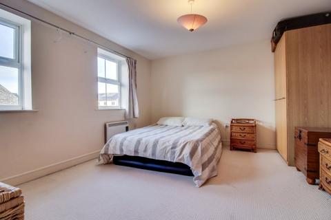3 bedroom flat to rent, Harrogate Road, Bradford, West Yorkshire, BD10