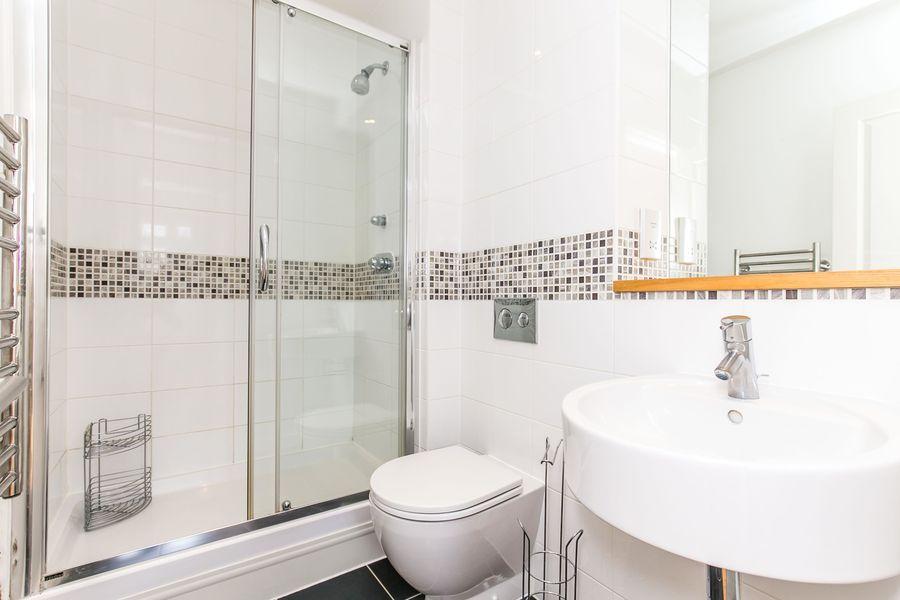 En suite resized.jpg