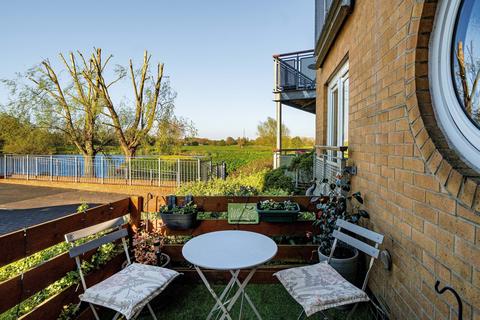2 bedroom flat for sale, Bridge Wharf, Chertsey, KT16