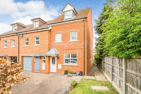3 bedroom townhouse for sale, Abrahams Close, Bedford