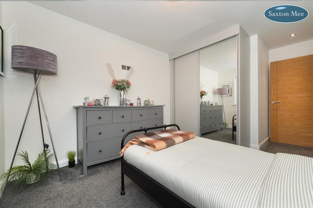 Bedroom 1 7482.jpg