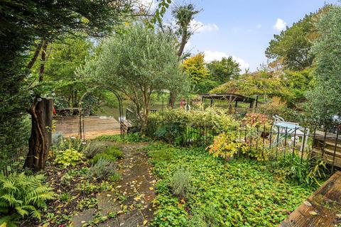 158 Elgar Road, Reading, RG2 0BN