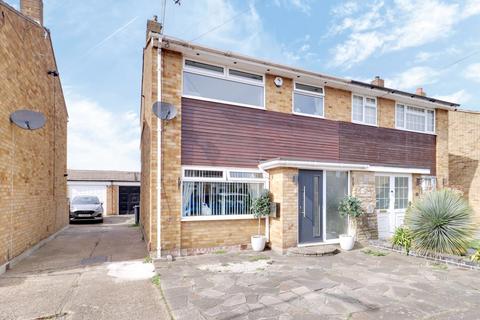 13 Surridge Close, Rainham, RM13 9LL