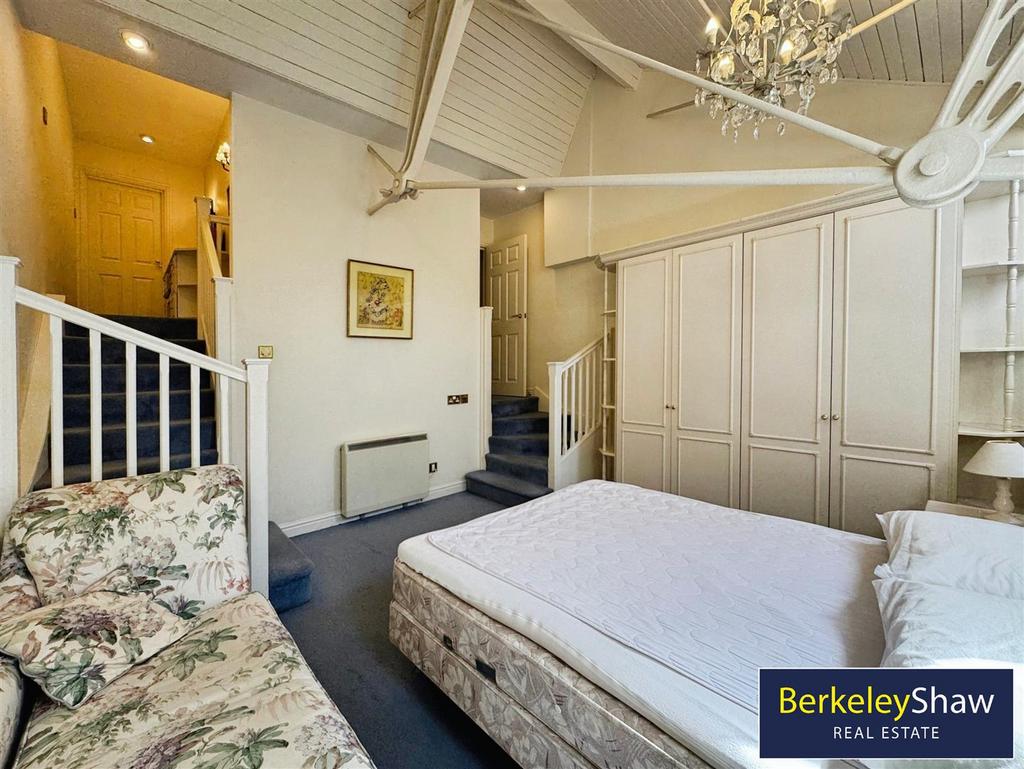 Master bedroom  (2)