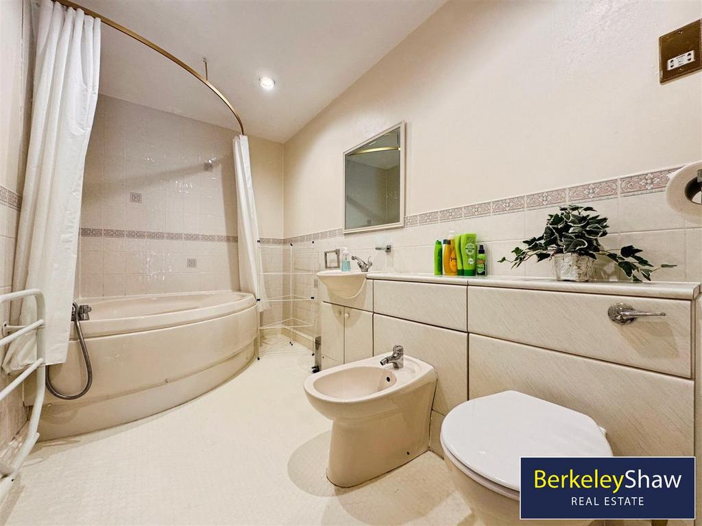 En-suite bathroom