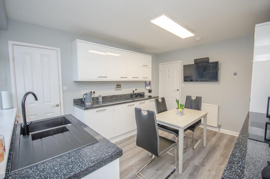 Kitchen pic 2.jpg