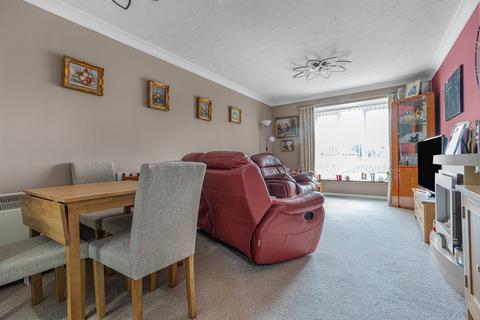 1 bedroom retirement property for sale, Farm Close, Staines-upon-Thames, TW18