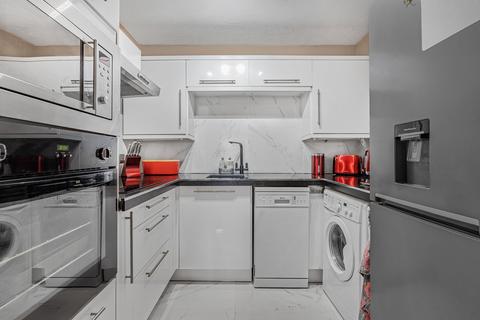 1 bedroom retirement property for sale, Farm Close, Staines-upon-Thames, TW18