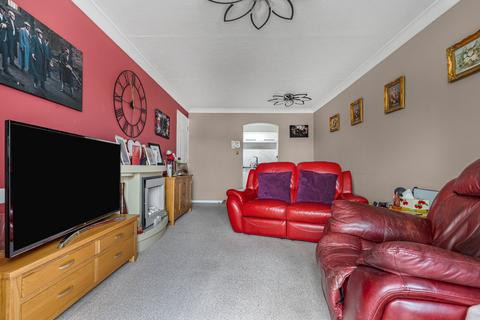 1 bedroom retirement property for sale, Farm Close, Staines-upon-Thames, TW18