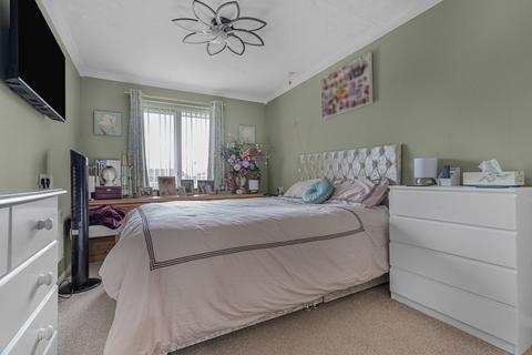 1 bedroom retirement property for sale, Farm Close, Staines-upon-Thames, TW18