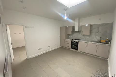 Studio to rent, Haunch Lane, Birmingham B13