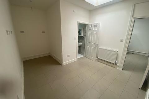 Studio to rent, Haunch Lane, Birmingham B13