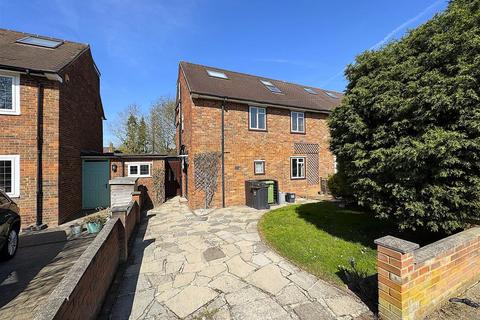 4 bedroom semi-detached house to rent, Faringdon Avenue, Bromley