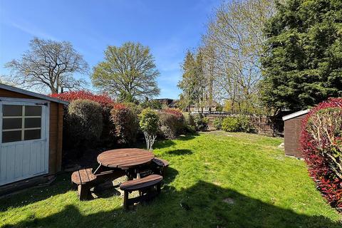 4 bedroom semi-detached house to rent, Faringdon Avenue, Bromley