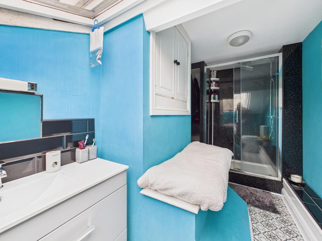 Cam03729 g0 pr0019 still026