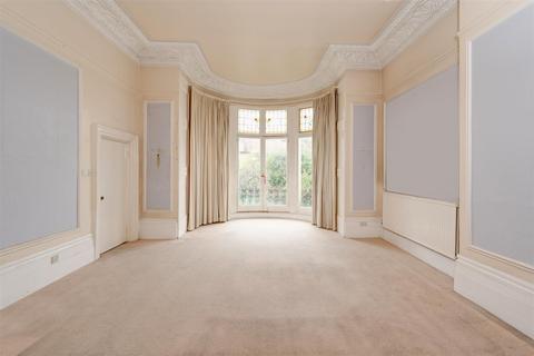 1 bedroom flat for sale, Belsize Park, London, NW3