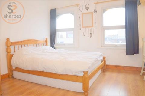 2 bedroom flat to rent, A Balham High Road, London