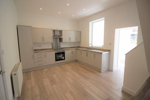 3 bedroom terraced house to rent, Lambgates, Glossop SK13