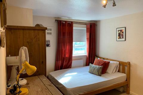 1 bedroom in a flat share to rent, Logan Close, Hounslow TW4