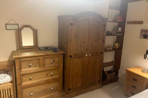 1 bedroom in a flat share to rent, Logan Close, Hounslow TW4