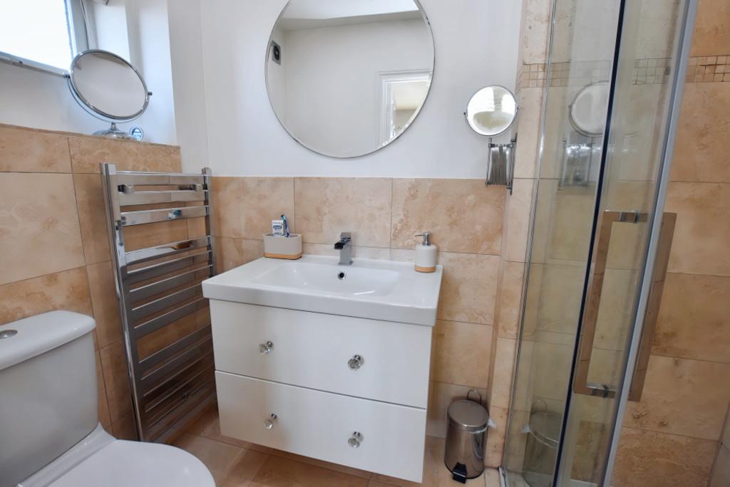 Guest Bedroom En Suite