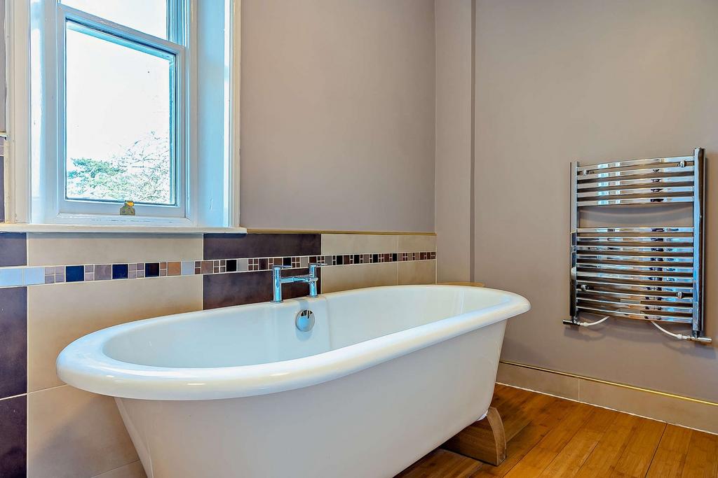 Family bathroom 1