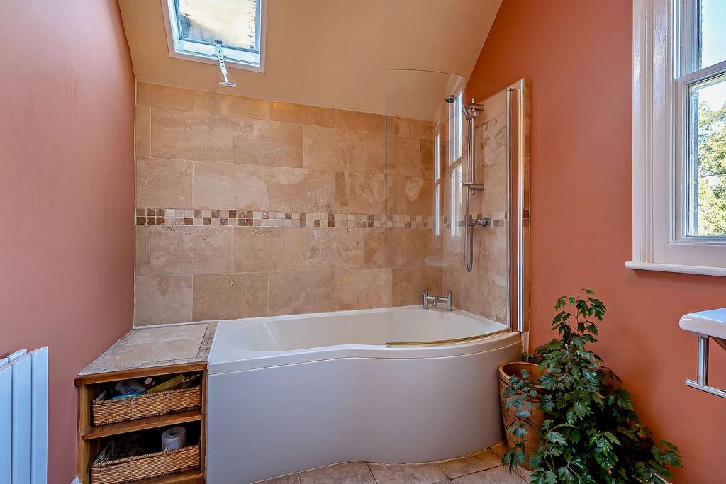 Family bathroom 2
