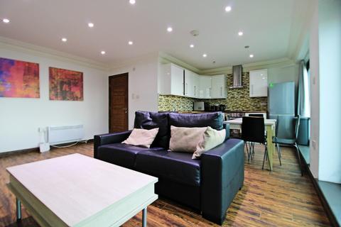 4 bedroom apartment to rent, Commercial Road, London E1