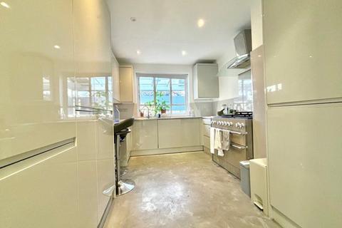 5 bedroom semi-detached house to rent, Steventon Road, London W12