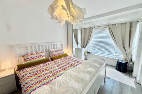 5 bedroom semi-detached house to rent, Steventon Road, London W12