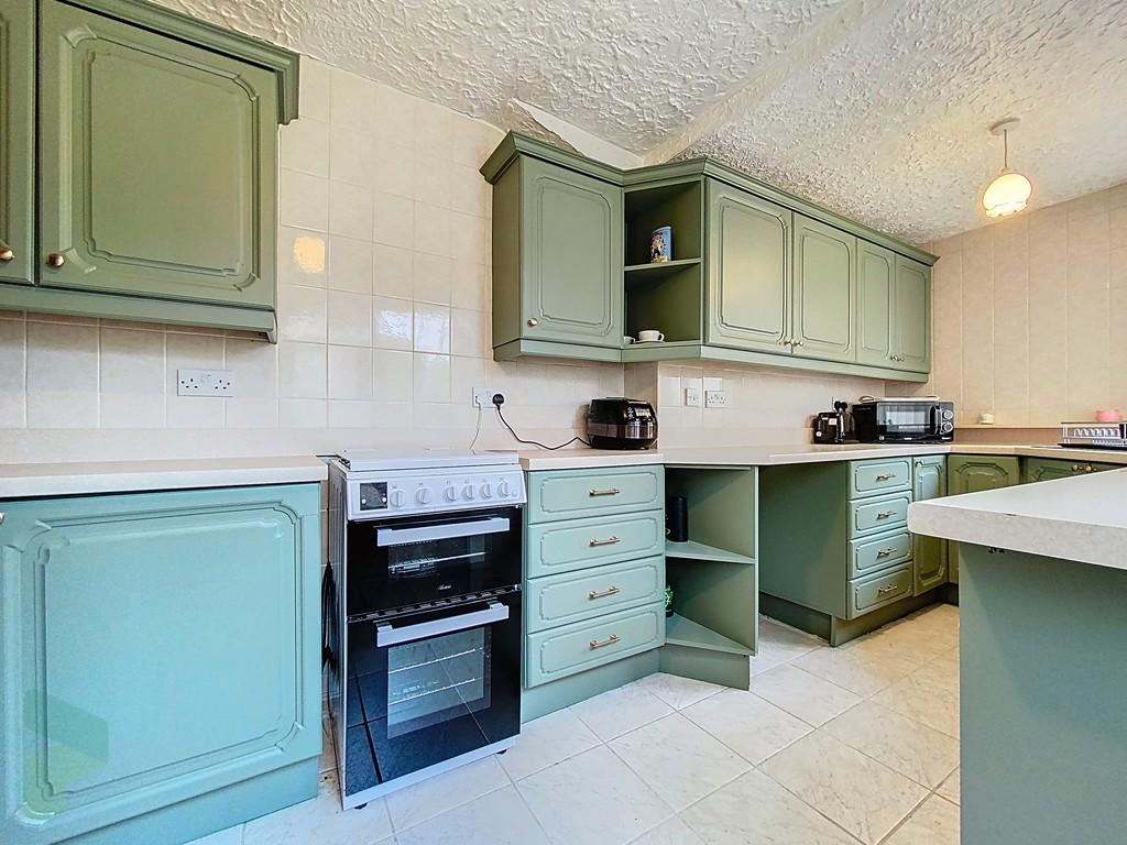 Fully Fitted Kitchen