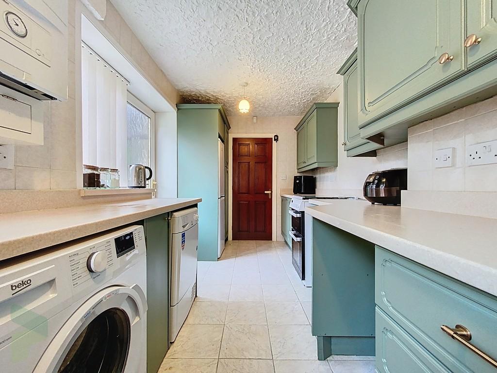 Fully Fitted Kitchen