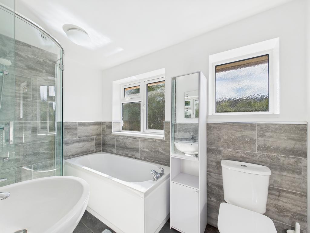Upsatirs bathroom