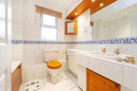 13 Catherine Drive, Richmond, TW9 2BX