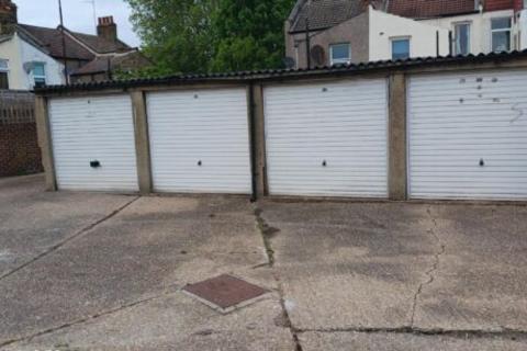Garage to rent, Bull Road, London E15