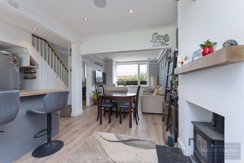 51 Newstead Rise, Caterham, CR3 6RS