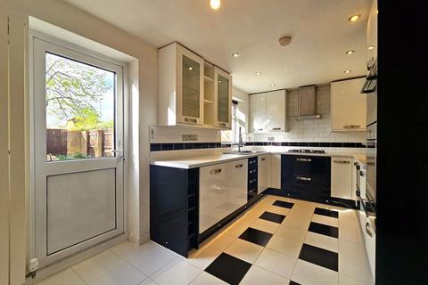 3 bedroom semi-detached house to rent, Deerhurst Place, Gloucester