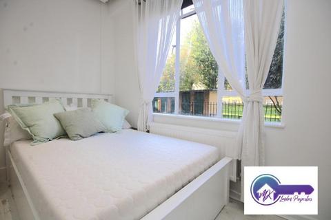 1 bedroom in a flat share to rent, Paddington, London W2