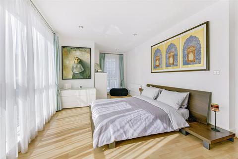 2 bedroom apartment for sale, Drake House, St George Wharf SW8