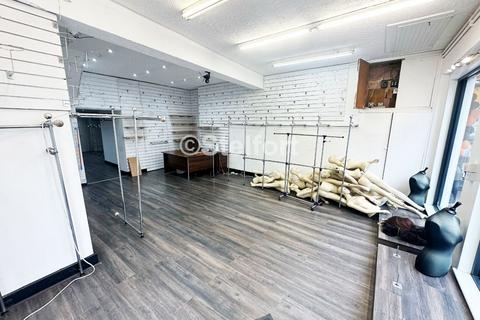 Shop to rent, Fonthill Road, London N4