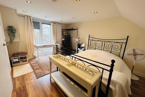 1 bedroom in a house share to rent, Eastcote Avenue, Greenford, Greater London