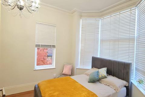 8 bedroom house share to rent, Higham Road, Rushden