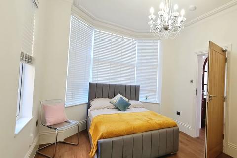 8 bedroom house share to rent, Higham Road, Rushden